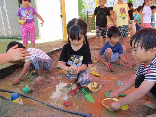 4歳児　どろんこ遊びをしているところ